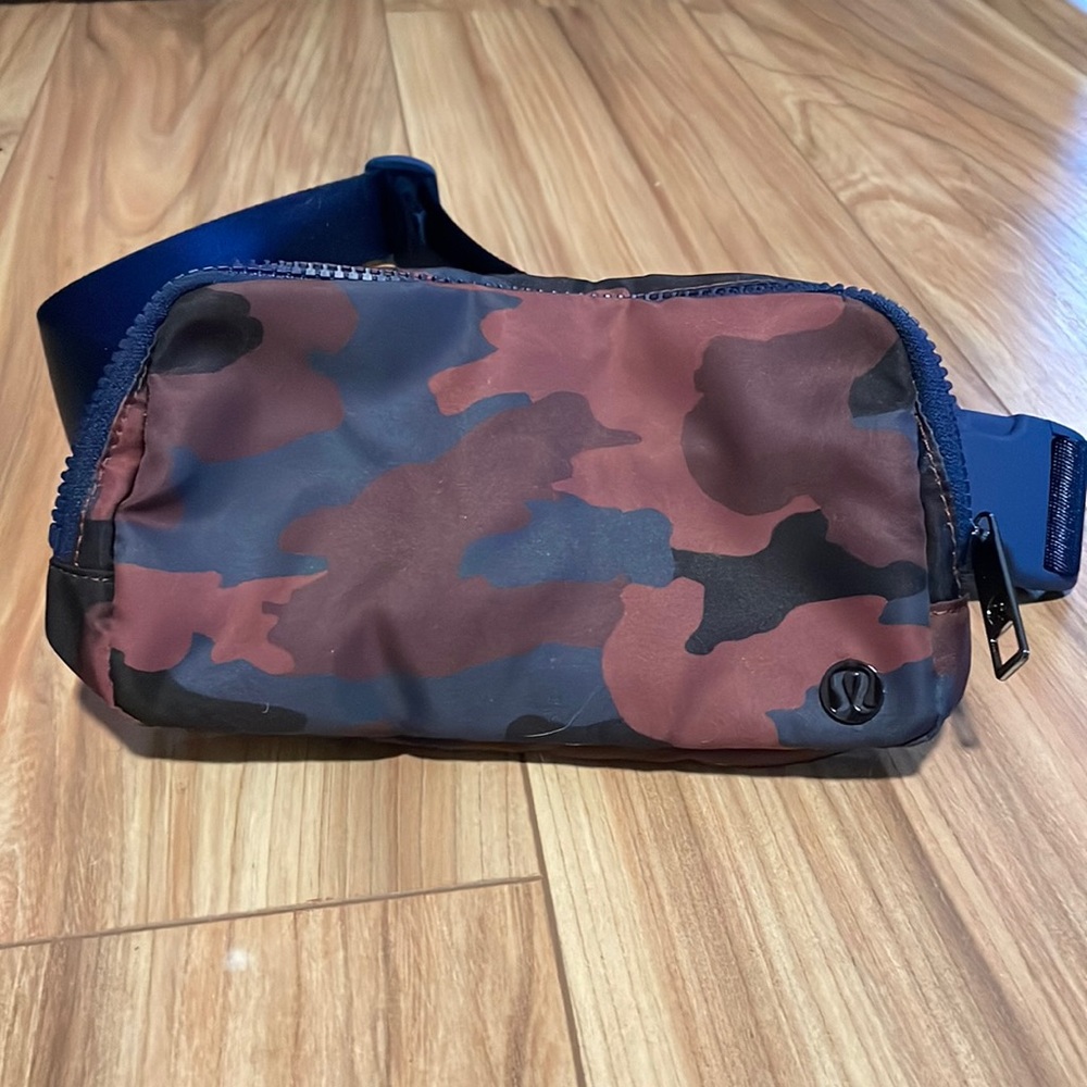 Lululemon Everywhere Belt Bag